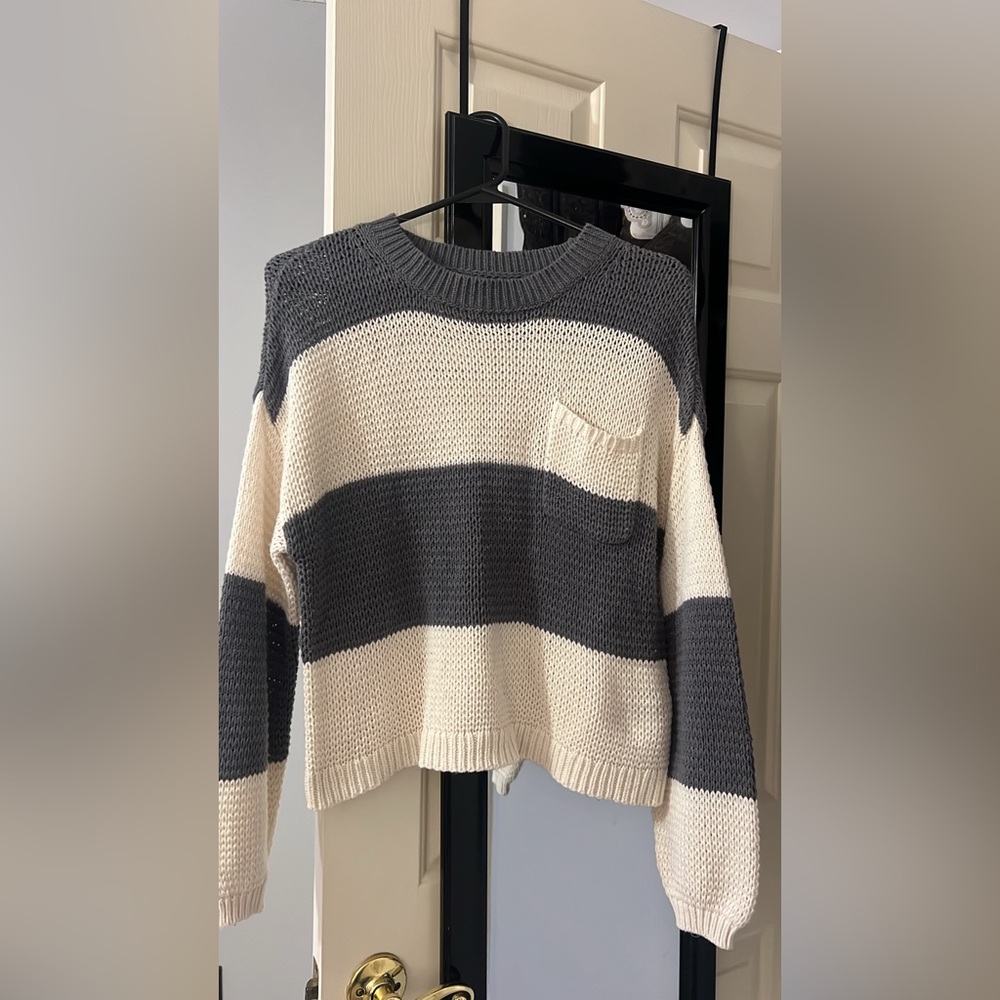 AE size XS grey/white sweater